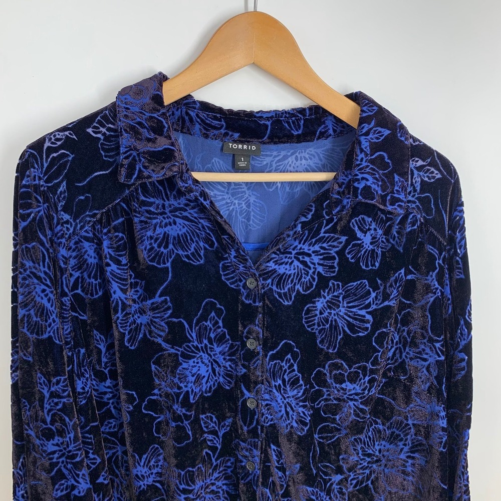 Torrid Blue Floral Burnout Velvet Button Down Shirt Womens Size 1 Long Sleeve - Picture 3 of 12